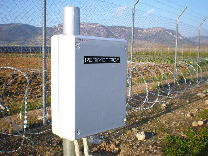 OPTIFENCE fiber optic analyser installed near chain-link fence